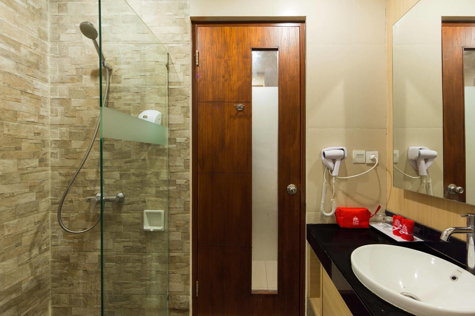 Zen Rooms Kuta Tuban Suites Kültér fotó
