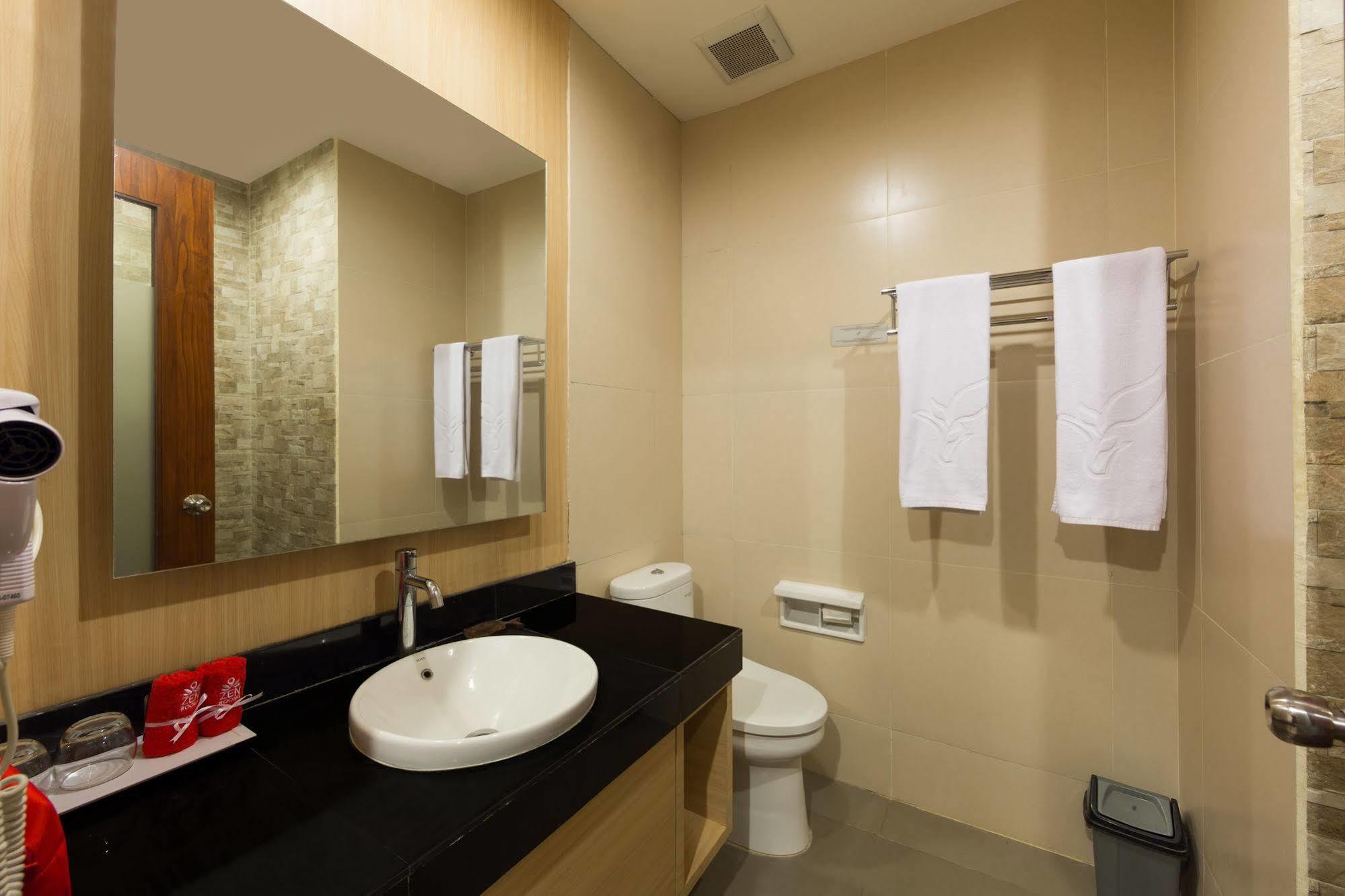 Zen Rooms Kuta Tuban Suites Kültér fotó