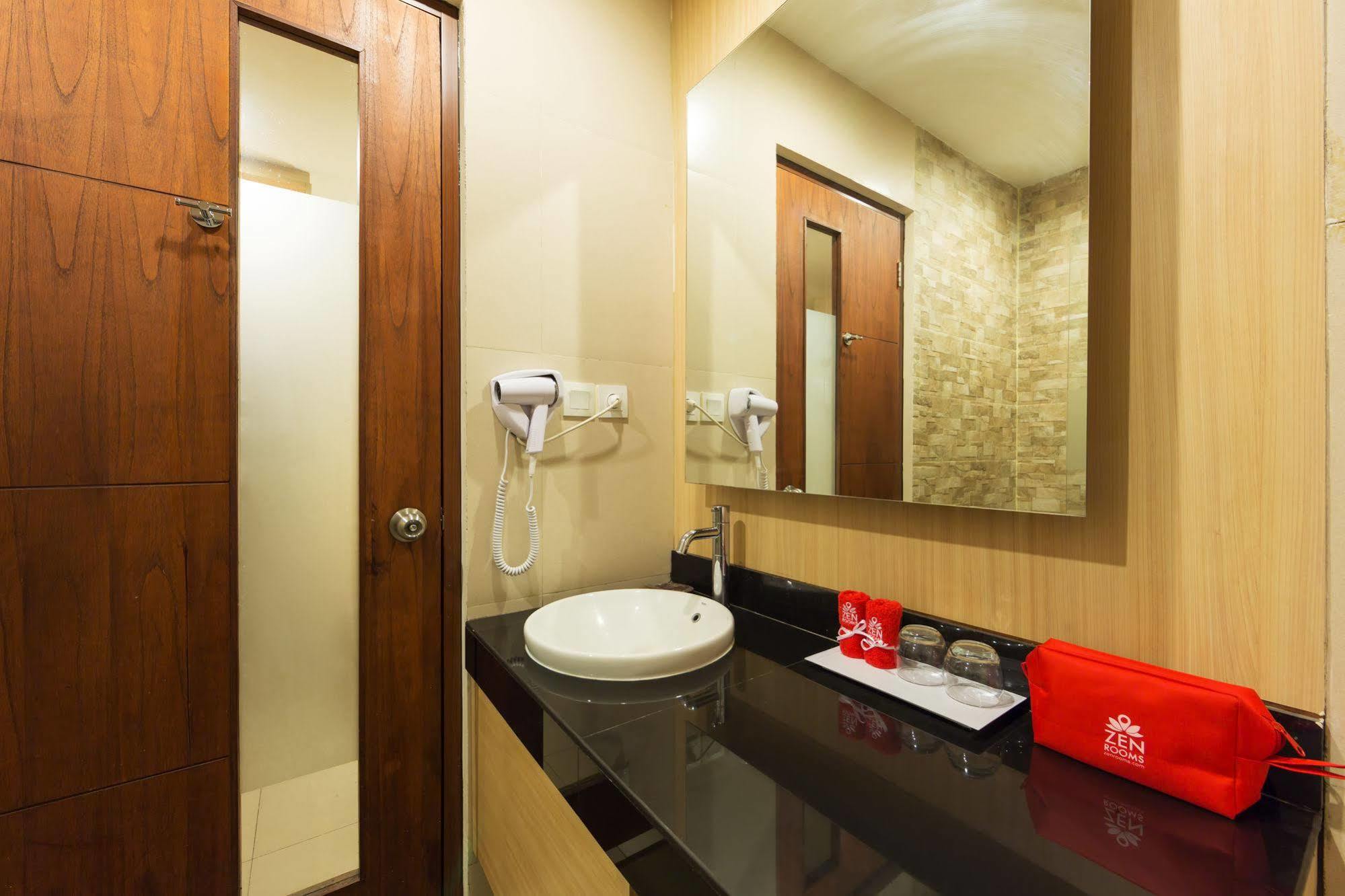 Zen Rooms Kuta Tuban Suites Kültér fotó