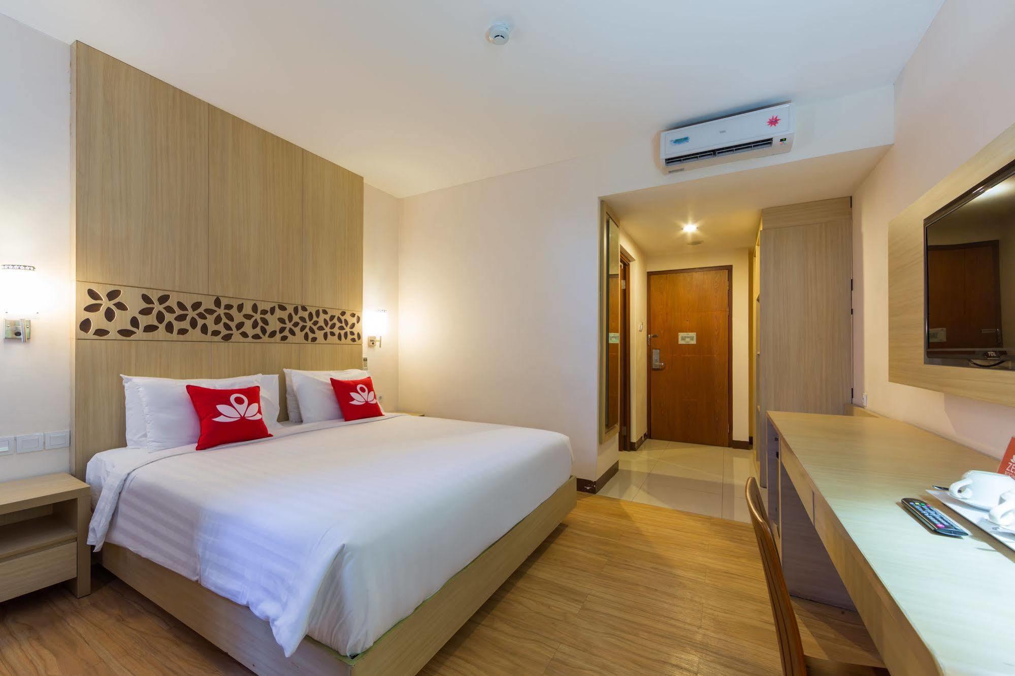 Zen Rooms Kuta Tuban Suites Kültér fotó