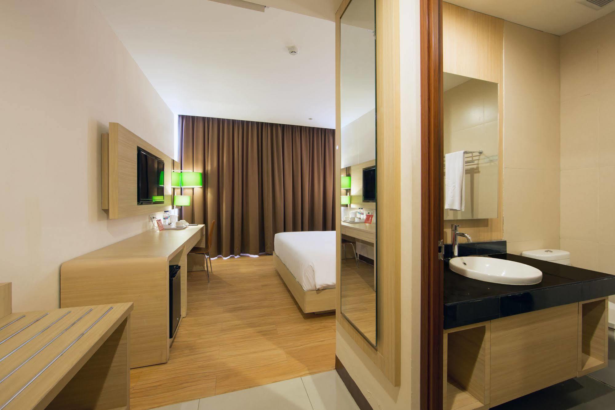 Zen Rooms Kuta Tuban Suites Kültér fotó